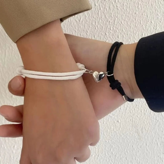 Set-portafortuna “Legame eterno”: due bracciali con un cuore magnetico diviso in due